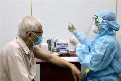 Các y bác sỹ Trung tâm Y tế Quận 11, Tp. Hồ Chí Minh tiêm vaccine Moderna phòng COVID-19 trong đợt 5 cho người trên 65 tuổi, người mắc bệnh mãn tính, người thuộc diện chính sách, có công. (Ảnh: Hồng Giang/TTXVN)