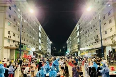 Lấy mẫu xét nghiệm cho công nhân tại Bình Dương. (Ảnh: Văn Hướng/TTXVN)