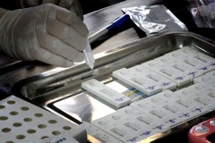 Chuẩn bị cho xét nghiệm COVID-19 tại Nghệ An. (Ảnh: Văn Tý/TTXVN)