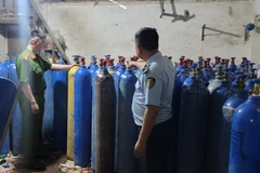 Lực lượng liên ngành kiểm tra khí N2O. (Ảnh: PV/Vietnam+)