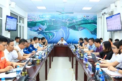 Phó Tổng giám đốc EVN Phạm Hồng Phương chủ trì cuộc họp giao ban công trường Dự án Nhà máy Thủy điện Hòa Bình mở rộng. (Ảnh: Evn) 