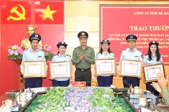 Công an tỉnh Hà Nam tổ chức trao thưởng cho tập thể, cá nhân có thành tích xuất sắc trong đấu tranh phát hiện, kiểm tra, xác minh vụ việc buôn lậu, vận chuyển trái phép hàng hóa qua biên giới, trốn thuế, xảy ra tại Công ty TNHH P.V. (Ảnh: PV/Vietnam+)