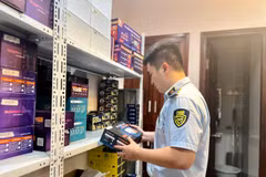 Đoàn kiểm tra phát hiện nhiều màn hình ôtô, camera hành trình không rõ xuất xứ bán trên Shopee tại căn hộ của ông P được thuê tại một căn hộ trong tòa nhà số 22 Cầu Đất. (Ảnh: PV/Vietnam+)