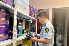 Đoàn kiểm tra phát hiện nhiều màn hình ôtô, camera hành trình không rõ xuất xứ bán trên Shopee tại căn hộ của ông P được thuê tại một căn hộ trong tòa nhà số 22 Cầu Đất. (Ảnh: PV/Vietnam+)
