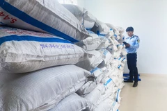 Lực lượng Quản lý Thị trường tỉnh Phú Yên kiểm tra đường kính trắng nghi gian lận thời hạn sử dụng. (Ảnh: qltt)