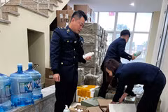 Lực lượng chức năng phát hiện nhiều mỹ phẩm có dấu hiệu nhập lậu. (Ảnh: PV/Vietnam+)