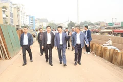 Phó Chủ tịch Ủy ban Nhân dân thành phố Hà Nội Dương Đức Tuấn cùng lãnh đạo các sở, ngành kiểm tra một số dự án giao thông trọng điểm trên địa bàn Thành phố. (Ảnh: PV/Vietnam+) 