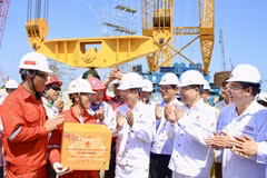 Chủ tịch nước tặng quà cho người lao động trên công trường PTSC. (Ảnh: PV/Vietnam+)