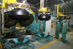Hoạt động sản xuất tại nhà máy sản xuất lốp xe tải Radial của Công ty cổ phần Cao su Đà Nẵng, tại Khu công nghiệp Liên Chiểu, thành phố Đà Nẵng. (Ảnh: TTXVN)