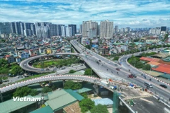 Cầu Vĩnh Tuy bắc qua sông Hồng trên địa bàn thành phố Hà Nội. (Ảnh: Vietnam+)