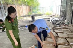 Lực lượng liên ngành của Hà Nội kiểm tra thực phẩm đông lạnh có dấu hiệu vi phạm. (Ảnh: PV/Vietnam+)