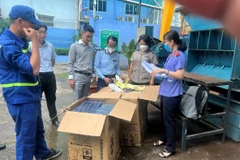 Cơ quan chức năng thành phố Hồ Chí Minh giám sát tiêu hủy thuốc lá điếu nhập lậu. (Ảnh: PV/Vietnam+)