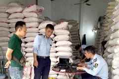 Lực lượng chức năng kiểm tra cơ sở kinh doanh gạo trên địa bàn Hà Nội. (Ảnh: PV/Vietnam+)