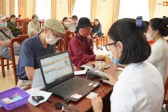 Cơ quan bưu điện chi trả lương hưu, trợ cấp bảo hiểm xã hội. (Ảnh: PV/Vietnam+)