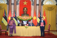 Tổng Bí thư, Chủ tịch nước Tô Lâm và Tổng thống Mozambique Filipe Jacinto Nyusi chứng kiến Lễ ký Bản ghi nhớ về hợp tác trong lĩnh vực năng lượng và khoáng sản giữa Bộ Công Thương Việt Nam với Bộ Khoáng sản và Năng lượng Cộng hòa Mozambique. (Ảnh: PV/Vietnam+)