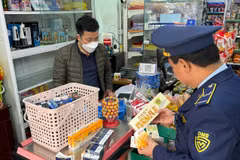 Lực lượng Quản lý Thị trường kiểm tra, kiểm soát thị trường. (Ảnh: PV/Vietnam+)