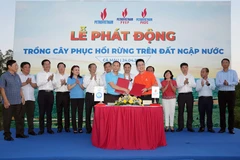 Các đơn vị dầu khí ký thỏa thuận với Viện Khoa học lâm nghiệp Nam bộ, Sở Nông nghiệp và Phát triển nông thôn tỉnh Cà Mau trồng mới 40 ha rừng và 250.000 cây xanh trên địa bàn tỉnh. (Ảnh: PV/Vietnam+)