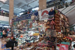 Các tiểu thương bán hàng tại chợ Đồng Xuân, quận Hoàn Kiếm, Hà Nội. (Ảnh: TTXVN)