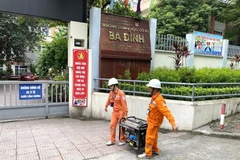 EVNHANOI chuẩn bị máy phát tại trường THCS Ba Đình, quận Ba Đình. (Ảnh: evnhanoi)