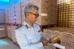 Lực lượng Quản lý thị trường kiểm tra tại Chi nhánh Công ty cổ phần Chế biến thực phẩm và Nước giải khát V.M tại Thuận Thành, tỉnh Bắc Ninh. (Ảnh: Đức Duy/Vietnam+)
