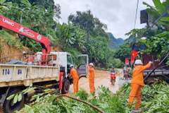 Cán bộ EVN sửa chữa lưới điện sau bão tại tỉnh Thái Nguyên hồi năm 2024. (Ảnh: EVN)