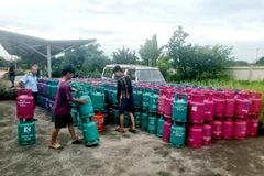 Lực lượng chức năng kiểm tra cơ sở san chiết gas trên địa bàn huyện Thanh Trì, Hà Nội. (Ảnh: PV/Vietnam+)