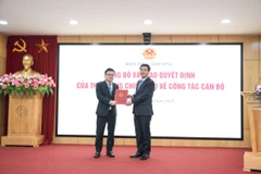 Thừa ủy quyền của Thủ tướng Chính phủ, Bộ trưởng Bộ Công Thương Nguyễn Hồng Diên trao Quyết định điều động, bổ nhiệm ông Trương Thanh Hoài, Cục trưởng Cục Công nghiệp (Bộ Công Thương) giữ chức Thứ trưởng Bộ Công Thương. (Ảnh: Đức Duy/Vietnam+)