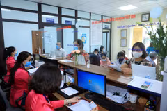 Người dân làm thủ tục hành chính tại Ủy ban Nhân dân phường. (Ảnh: Xuân Quảng/Vietnam+)