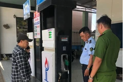 Lực lượng chức năng kiểm tra một cửa hàng xăng dầu trên địa bàn huyện Bình Đại, tỉnh Bến Tre. (Ảnh: PV/Vietnam+)