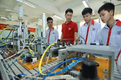 Giới thiệu mô hình tự động hóa cho sinh viên Lớp Điện tử Công nghiệp K13 của Trường Cao đẳng nghề Công nghệ cao Hà Nội. (Ảnh: TTXVN)