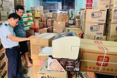 Liên ngành huyện Hoài Đức kiểm tra 1 cơ sở tại xã La Phù. (Ảnh: PV/Vietnam+) 