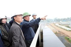 Bí thư Thành ủy Hà Nội Đinh Tiến Dũng kiểm tra Gói thầu số 1 Nhà máy xử lý nước thải Yên Xá, xã Thanh Liệt, huyện Thanh Trì. (Ảnh: PV/Vietnam+) 