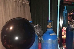 Lực lượng chức năng phát hiện khí N20 có dấu hiệu vi phạm tại cơ sở trên địa bàn quận Ba Đình. (Ảnh: PV/Vietnam+)