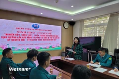 Bà Vũ Thị Thêu, Bí thư Đảng ủy phường Vĩnh Phúc, quận Ba Đình phát biểu tại chi bộ quân sự phường Vĩnh Phúc. (Ảnh: Xuân Quảng/Vietnam+)