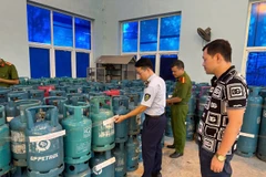 Lực lượng chức năng tỉnh Bắc Ninh kiểm tra cơ sở san chiết gas của ông P.V.Đ tại thị xã Thuận Thành. (Ảnh: PV/Vietnam+)