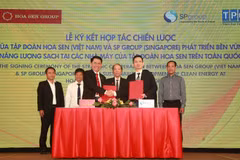 Tập đoàn Hoa Sen và SP Group (Singapore) ký kết hợp tác chiến lược về việc phát triển bền vững năng lượng sạch tại các nhà máy của Tập đoàn Hoa Sen. (Ảnh: PV/Vietnam+)