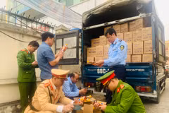 Lực lượng liên ngành tỉnh Vĩnh Phúc kiểm tra một xe ôtô chở mật ong. (Ảnh: PV/Vietnam+)
