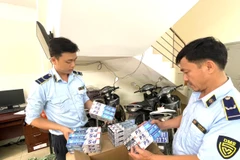 Lực lượng Quản lý Thị trường tạm giữ kem đánh răng có dấu hiệu vi phạm. (Ảnh: PV/Vietnam+)