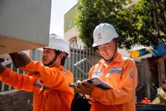 Nhân viên EVN kiểm tra vận hành các thiết bị điện. (Ảnh: Evn)