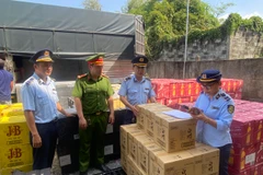 Lực lượng liên ngành kiểm tra rượu ngoại có dấu hiệu nhập lậu. (Ảnh: PV/Vietnam+)