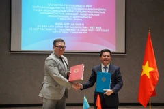 Bộ trưởng Bộ Công Thương Việt Nam Nguyễn Hồng Diên và Bộ trưởng Thương mại và Hội nhập Cộng hòa Kazakhstan Arman Shakkaliyev đã ký Biên bản Khóa họp lần thứ 11 của Ủy ban Liên Chính phủ. (Ảnh: PV/Vietnam+)