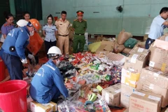 Hàng hóa tiêu hủy dưới sự giám sát của các lực lượng chức năng. (Ảnh: qltt)