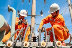 Nhân viên EVNHANOI bảo dưỡng các thiết bị điện. (Ảnh: PV/Vietnam+)