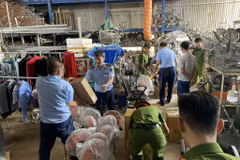 Lực lượng chức năng tỉnh Bắc Ninh phối hợp kiểm tra cơ sở kinh doanh quạt điện tại huyện Yên Phong có dấu hiệu vi phạm. (Ảnh: PV/Vietnam+)