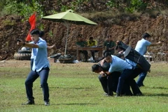 Các chiến sỹ Phòng Cảnh vệ miền Trung, Bộ Tư lệnh Cảnh vệ diễn tập bảo vệ lãnh đạo trước tình huống nguy hiểm. (Ảnh: Văn Dũng/TTXVN)