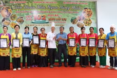 Trao giấy chứng nhận cho các đơn vị tham gia hội thi và công diễn xác lập kỷ lục Việt Nam chế biến 102 món ăn từ tàu hũ ky và dùng kèm tàu hũ ky. (Ảnh: Lê Thúy Hằng/TTXVN)