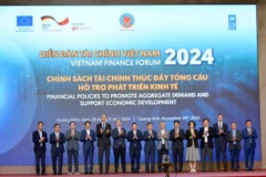 Các đại biểu chụp ảnh chung chúc mừng Diễn đàn Tài chính Việt Nam năm 2024. (Ảnh: Thanh Vân/TTXVN)