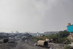 Bãi xỉ thải từ hoạt động tái chế nhiều năm đã gây ô nhiễm trầm trọng môi trường tại xã Văn Môn, huyện Yên Phong. (Ảnh: TTXVN phát)