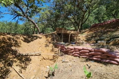 Hiện trường khu vực khai thác vàng trái phép. (Ảnh: PV TTXVN)