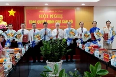 Lãnh đạo tỉnh Bình Dương Võ Văn Minh trao quyết định bổ nhiệm cho các cán bộ. (Ảnh: TTXVN phát)